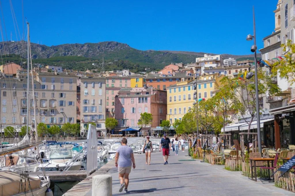 Korsika kıyısındaki eski Bastia limanı ve kalesi