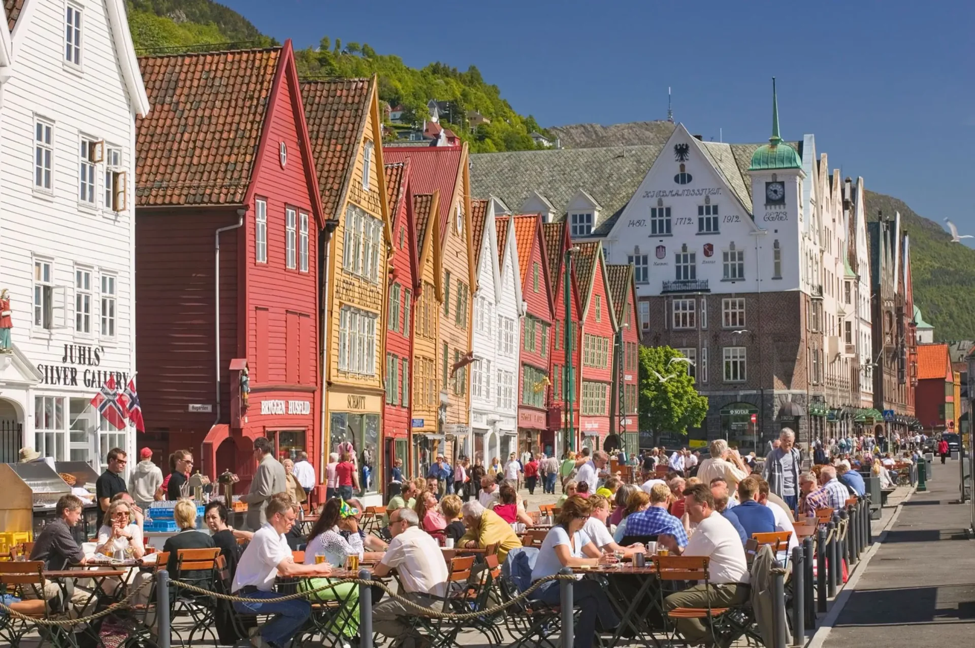 Norveç'teki Bergen Bryggen sahili ve dağ manzarası