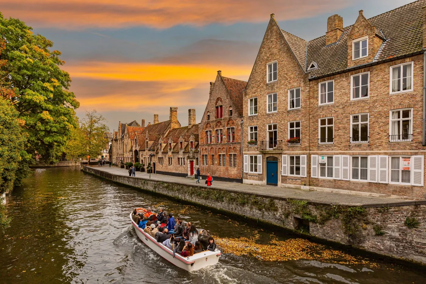 Belçika'daki Bruges kanalları ve ortaçağ tarihi merkezi