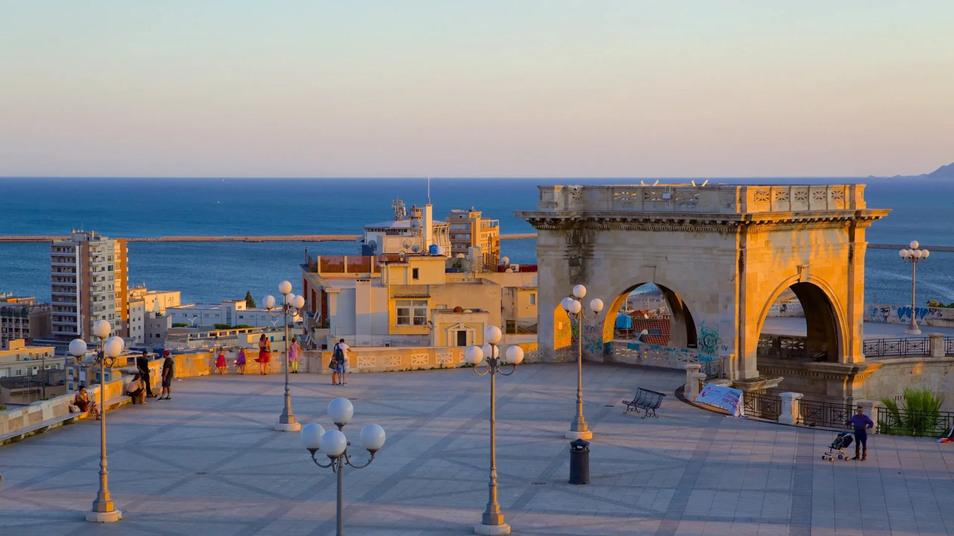 Cagliari tarihi şehri ve Sardunya'daki Akdeniz sahili