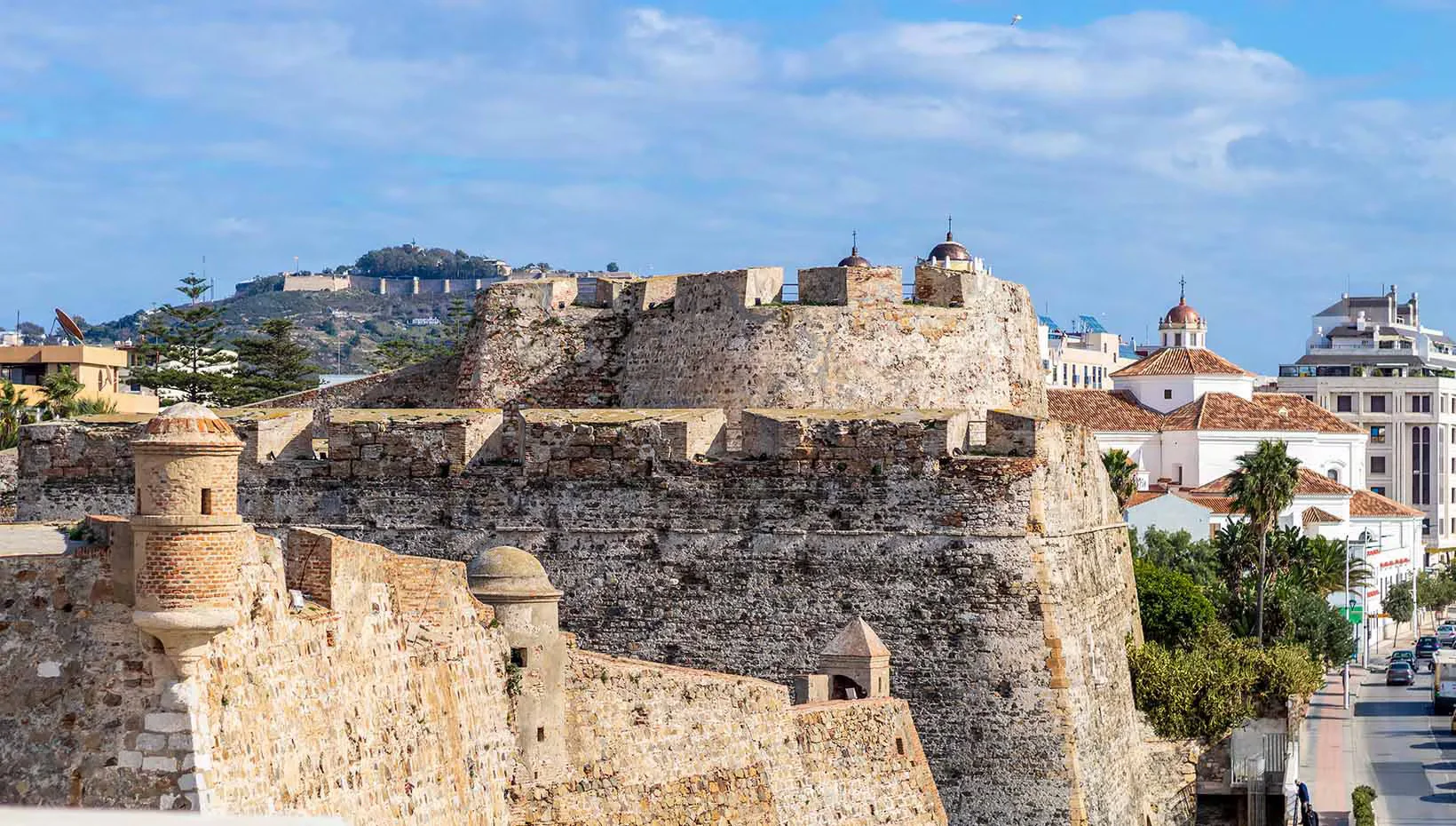 Ceuta sahili ve Cebelitarık Boğazı'ndaki tarihi surlar