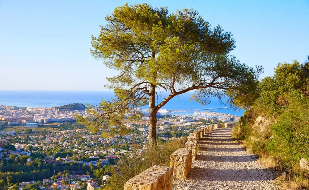 İspanya'nın Costa Blanca'sındaki Dénia kalesi, marina ve Akdeniz kıyısı