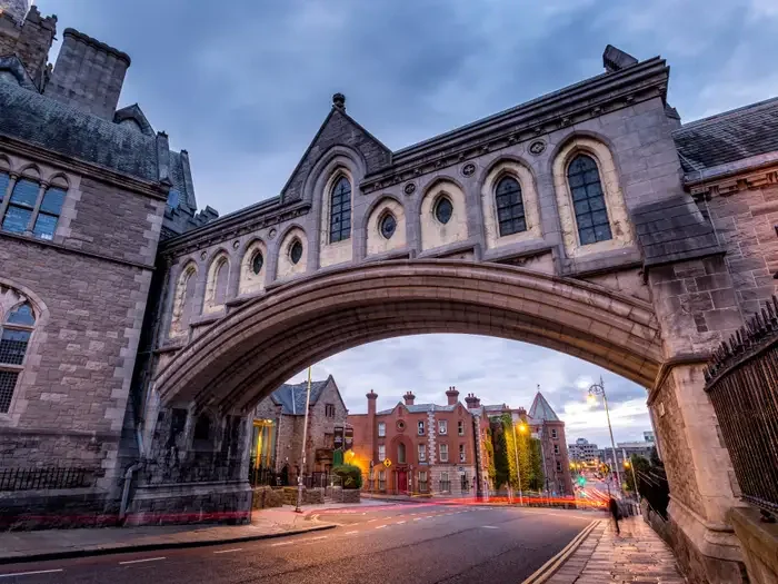 Dublin şehir merkezi, Liffey Nehri ve İrlanda'daki tarihi yerler
