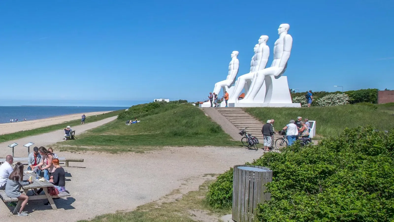 Esbjerg sahili, Denizdeki Adamlar heykeli ve Danimarka Kuzey Denizi kıyısı