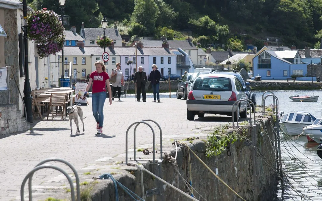 Fishguard limanı, sahil manzarası ve Galler'deki Pembrokeshire