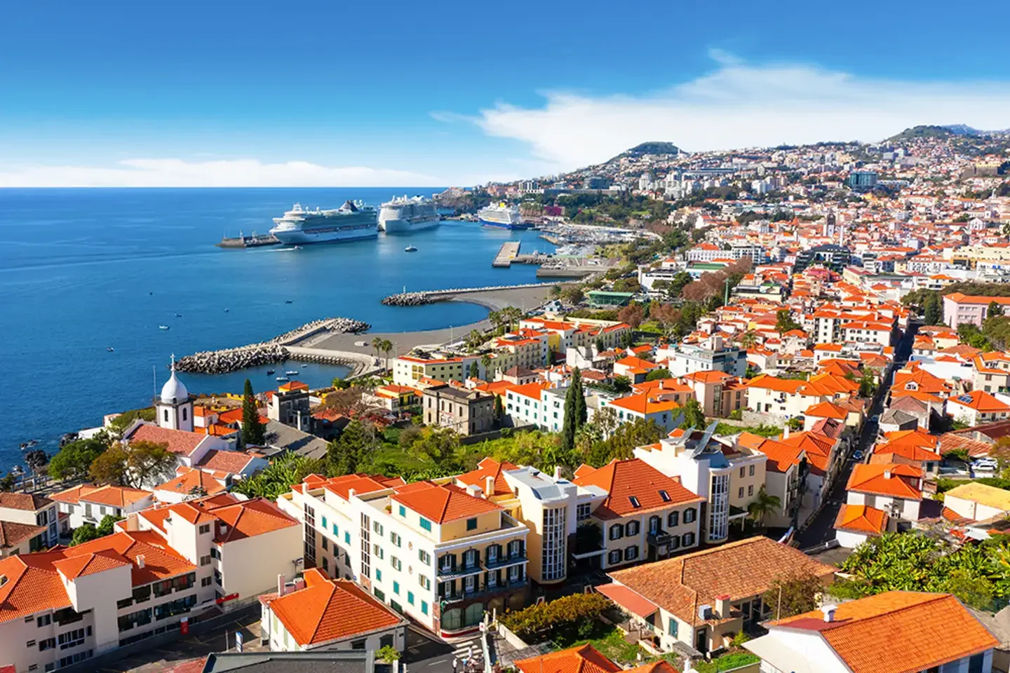 Funchal sahili, tepeler ve Madeira'daki Atlantik manzarası