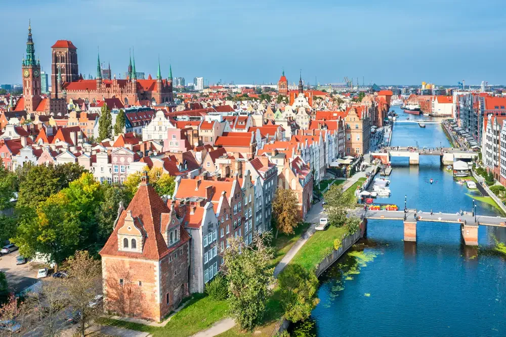 Gdańsk tarihi sahili, renkli cepheler ve Polonya'daki Motława Nehri