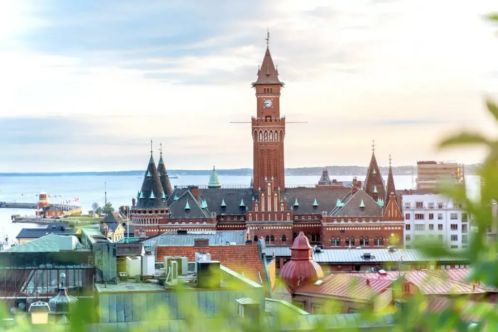 Helsingborg sahili, Kärnan kulesi ve güney İsveç'teki şehir merkezi
