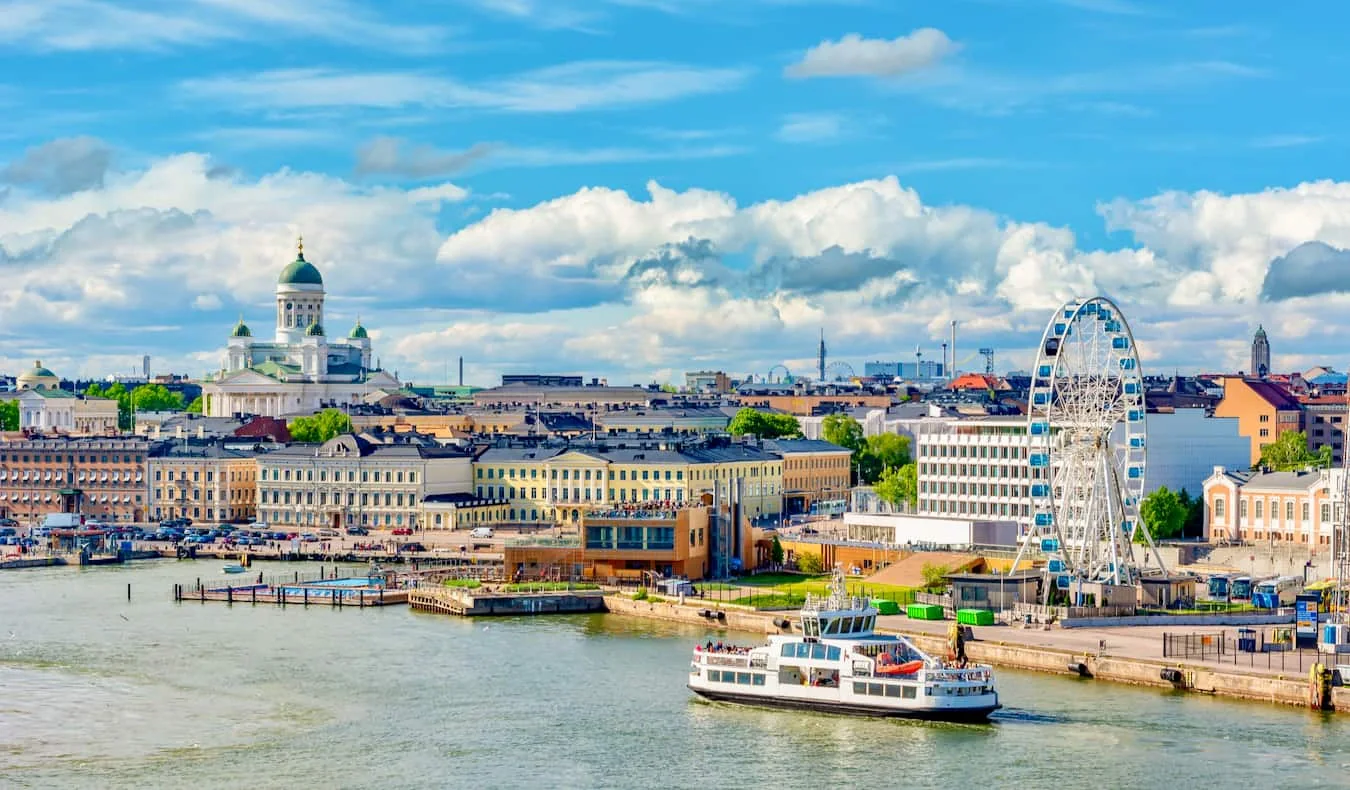 Finlandiya'daki Helsinki sahili, katedral ve Baltık limanı