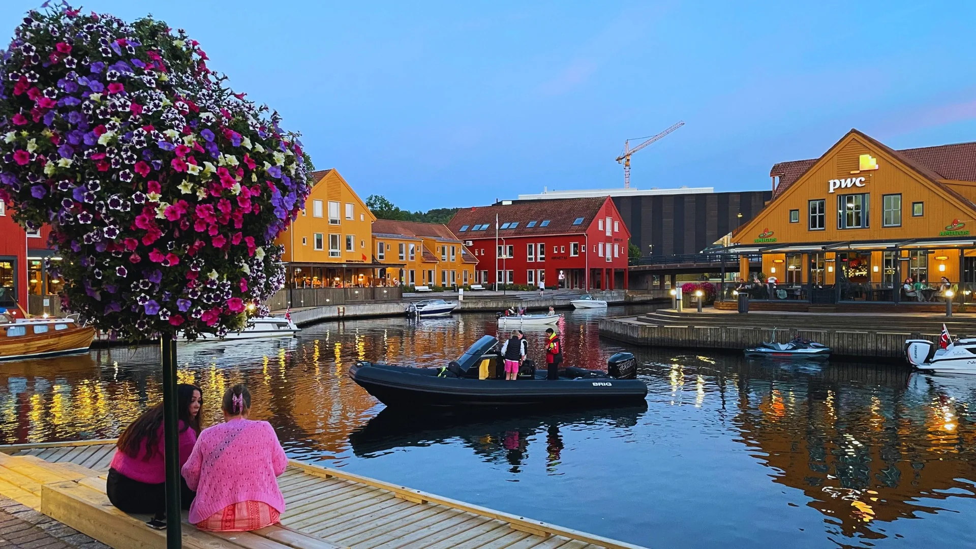 Güney Norveç'teki Kristiansand sahili, liman ve renkli şehir merkezi