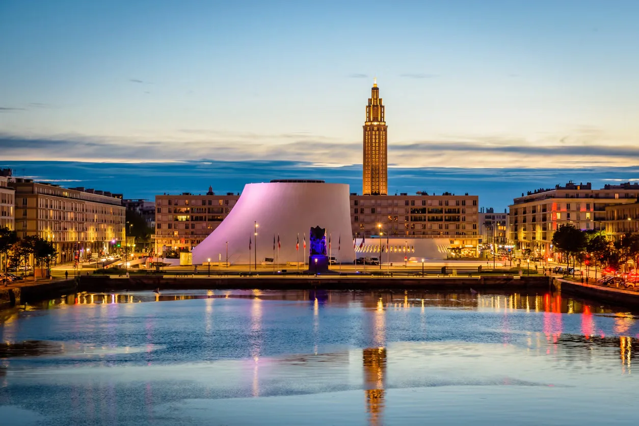 Le Havre sahili, Saint-Joseph kilisesi ve Normandiya, Fransa'daki modern şehir merkezi