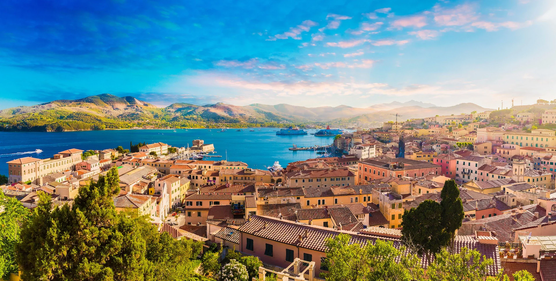 İtalya'daki Livorno sahili, kanallar ve Toskana kıyısı