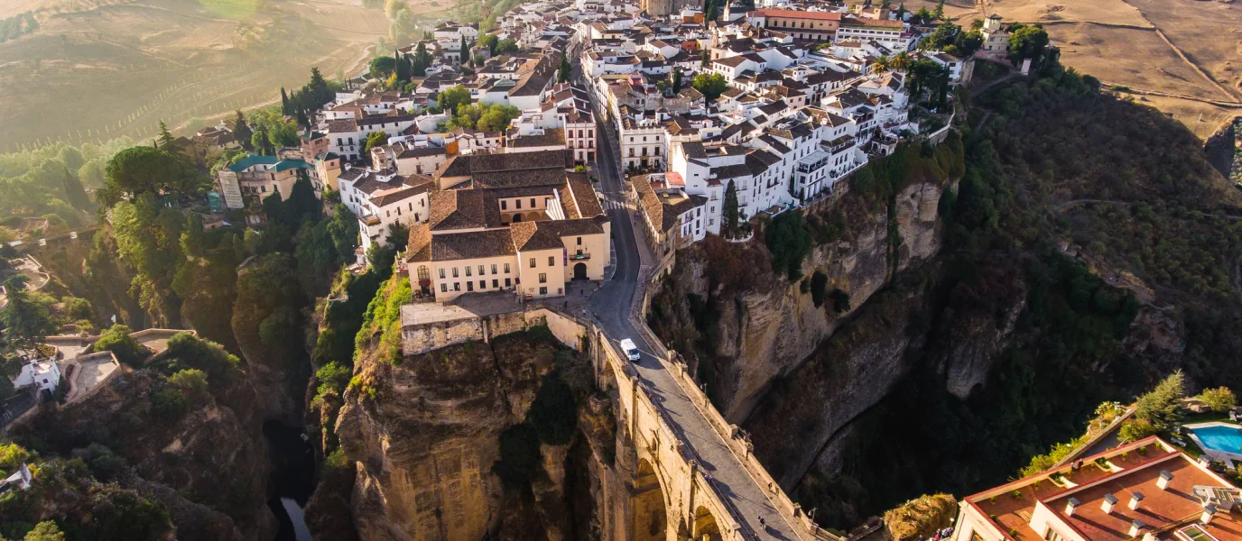 Malaga sahili, Alcazaba ve Endülüs'teki Akdeniz şehir manzarası