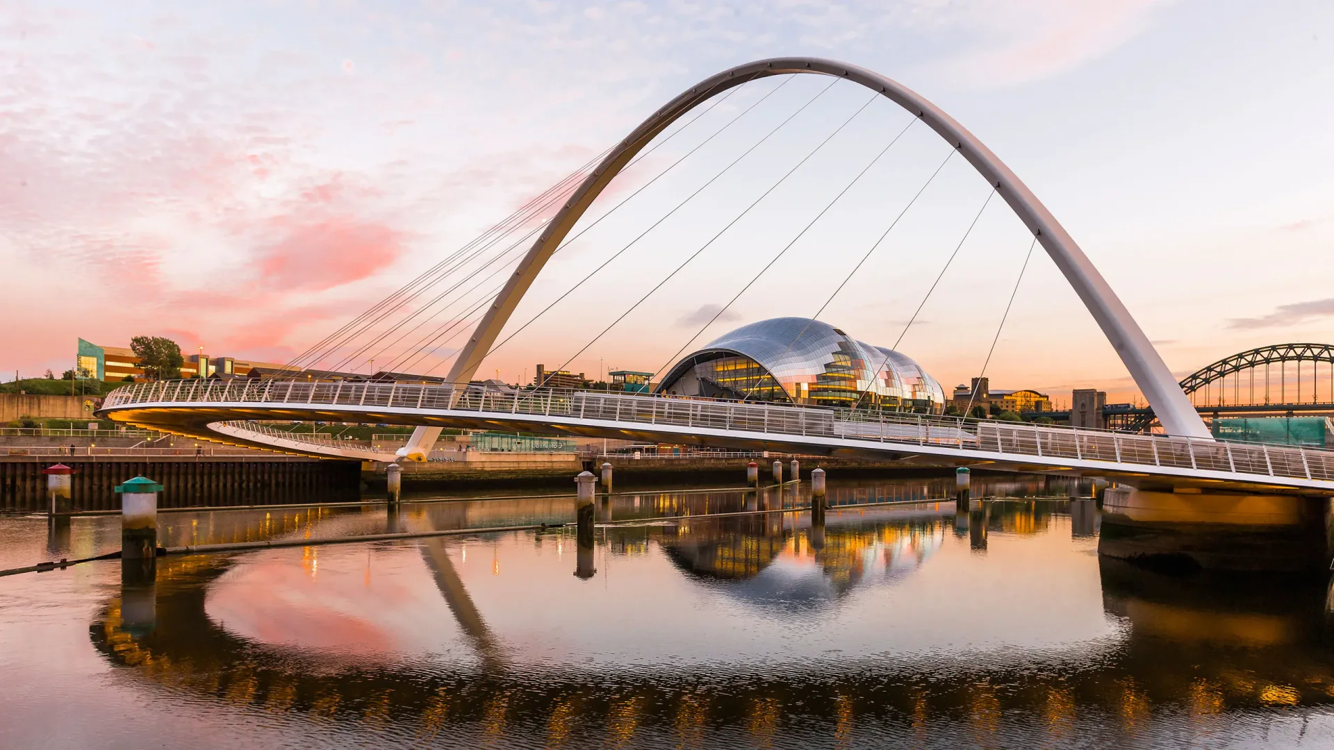 Kuzeydoğu İngiltere'deki Newcastle upon Tyne köprüleri ve Quayside şehir manzarası