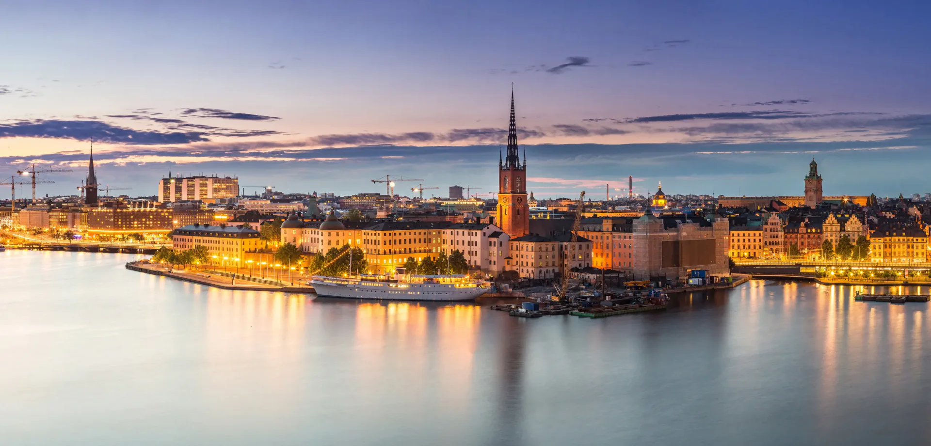 Nynäshamn limanı, sahil ve Stockholm'ün güneyindeki İsveç takımadaları manzarası