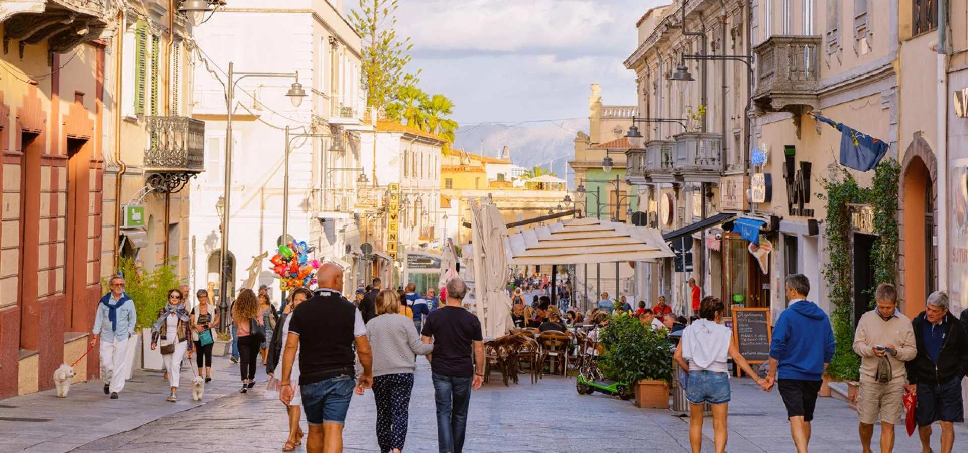 Sardunya'da Olbia sahili, tarihi merkez ve parlak Akdeniz manzarası