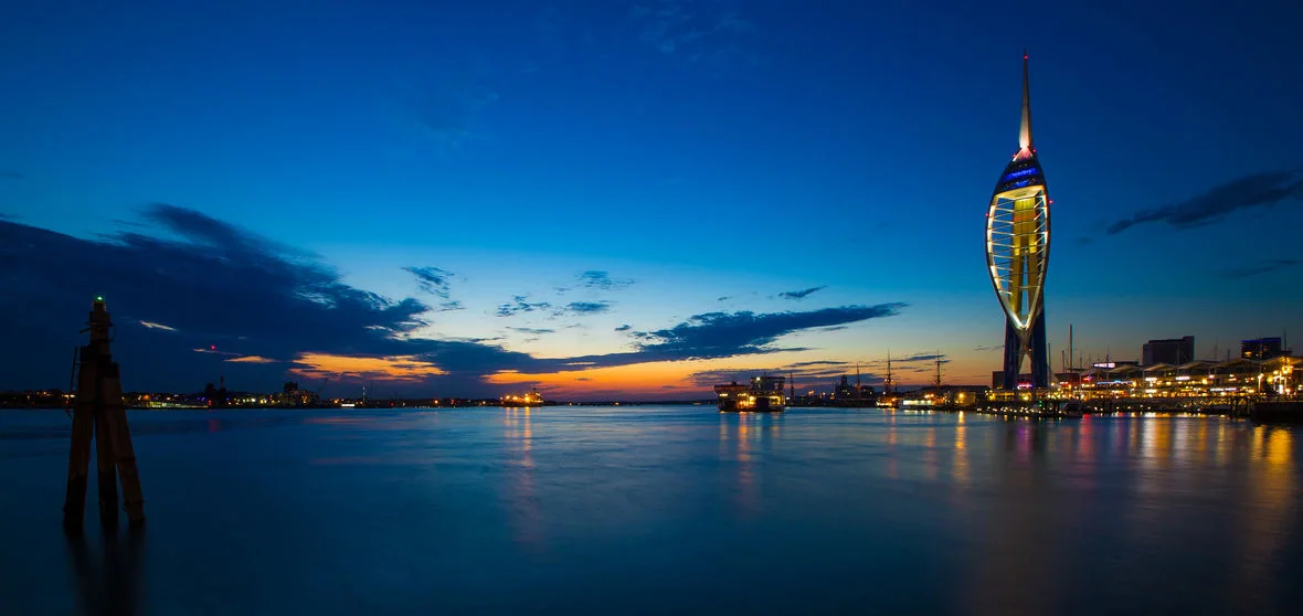 Portsmouth sahili, Spinnaker Kulesi ve İngiltere'deki tarihi liman
