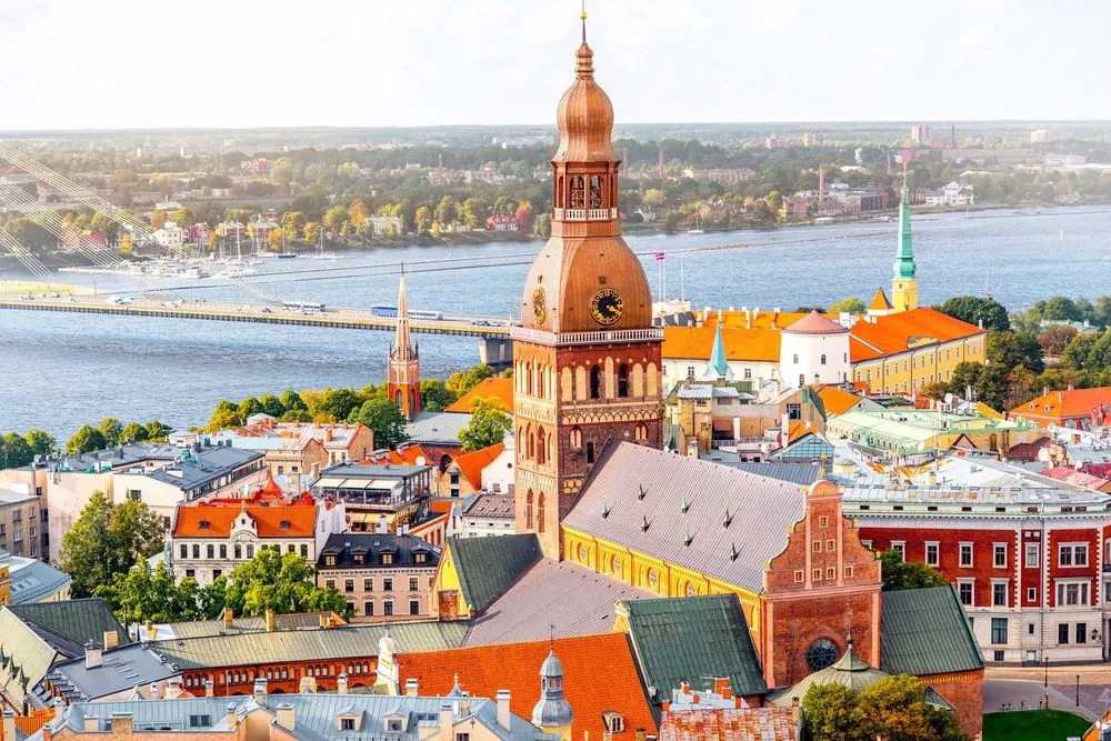 Riga Eski Kenti, Daugava nehri kıyısı ve Letonya'daki şehir silueti