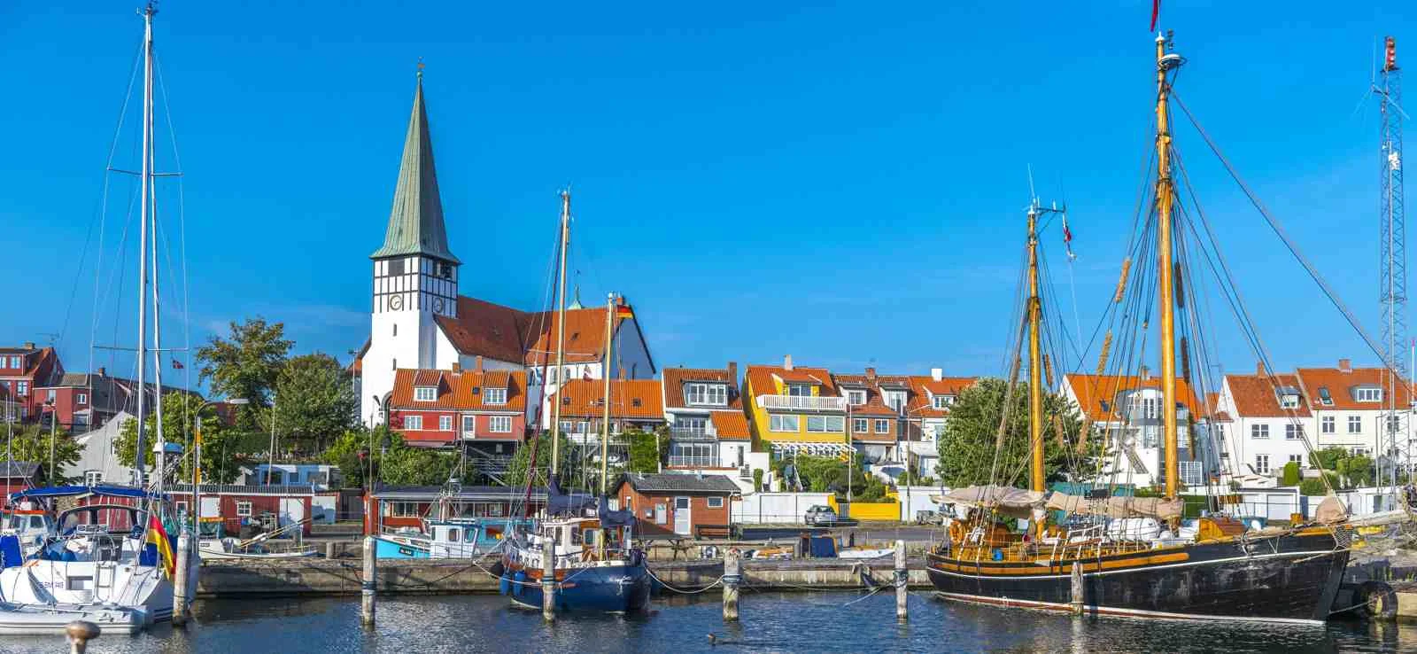 Rønne eski kenti, limanı ve Danimarka'daki Bornholm sahili
