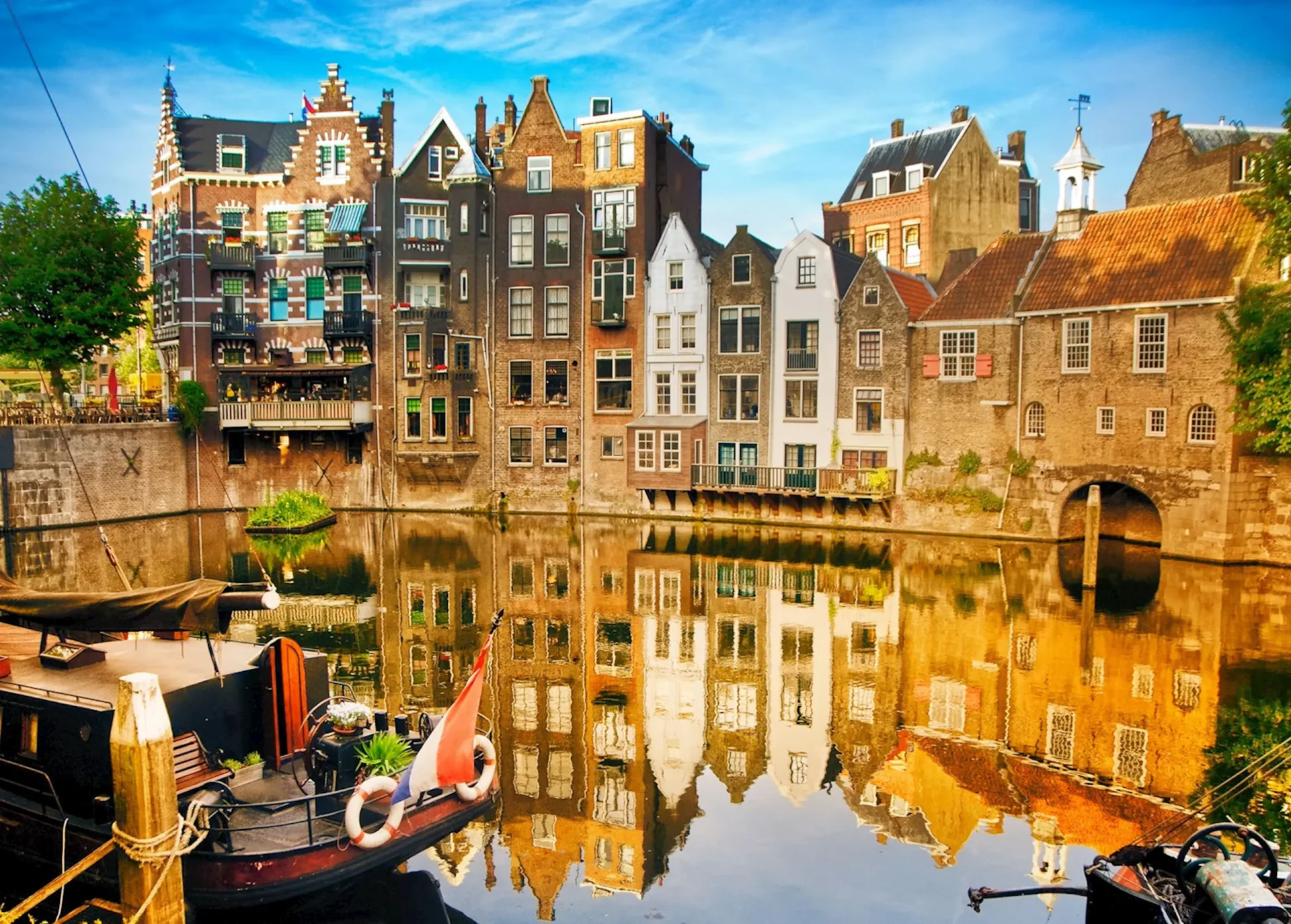 Hollanda'da Rotterdam silüeti, Erasmus Köprüsü ve sahil