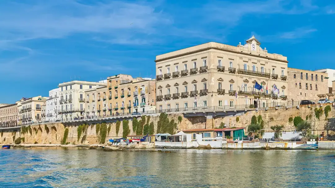 Güney İtalya'daki Taranto eski şehri, sahili ve Aragon Kalesi