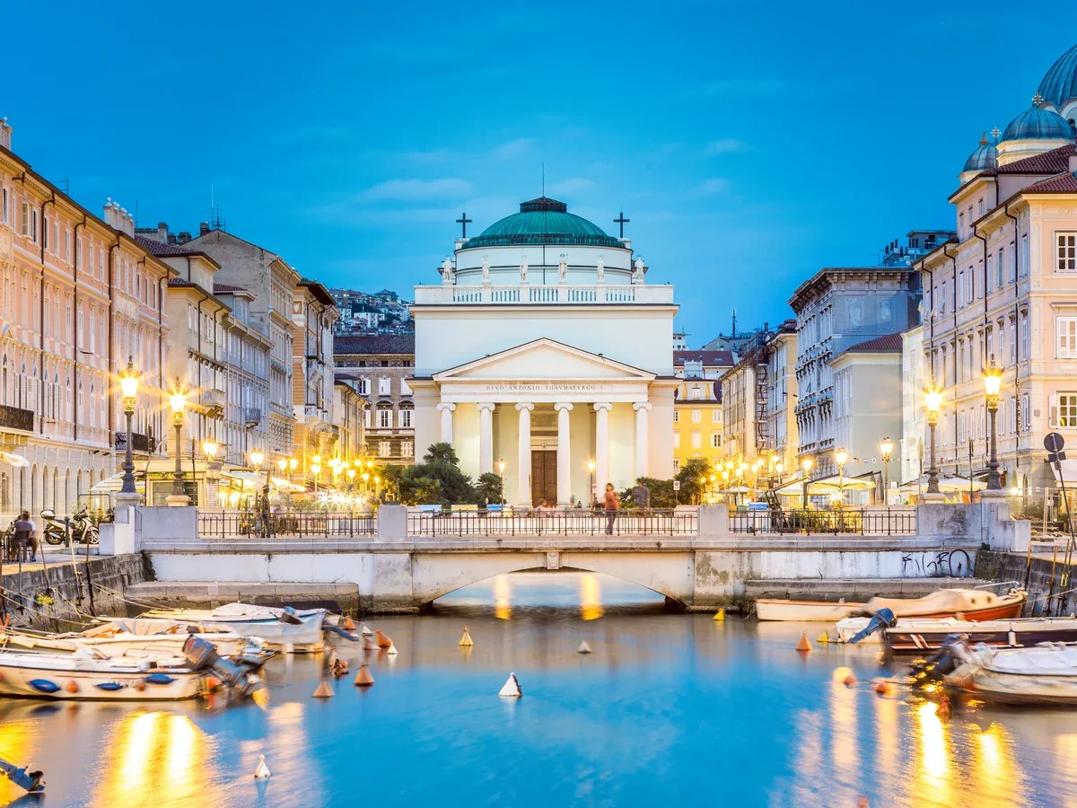 Trieste sahili, Piazza Unità d'Italia ve İtalya'daki Adriyatik şehir manzarası