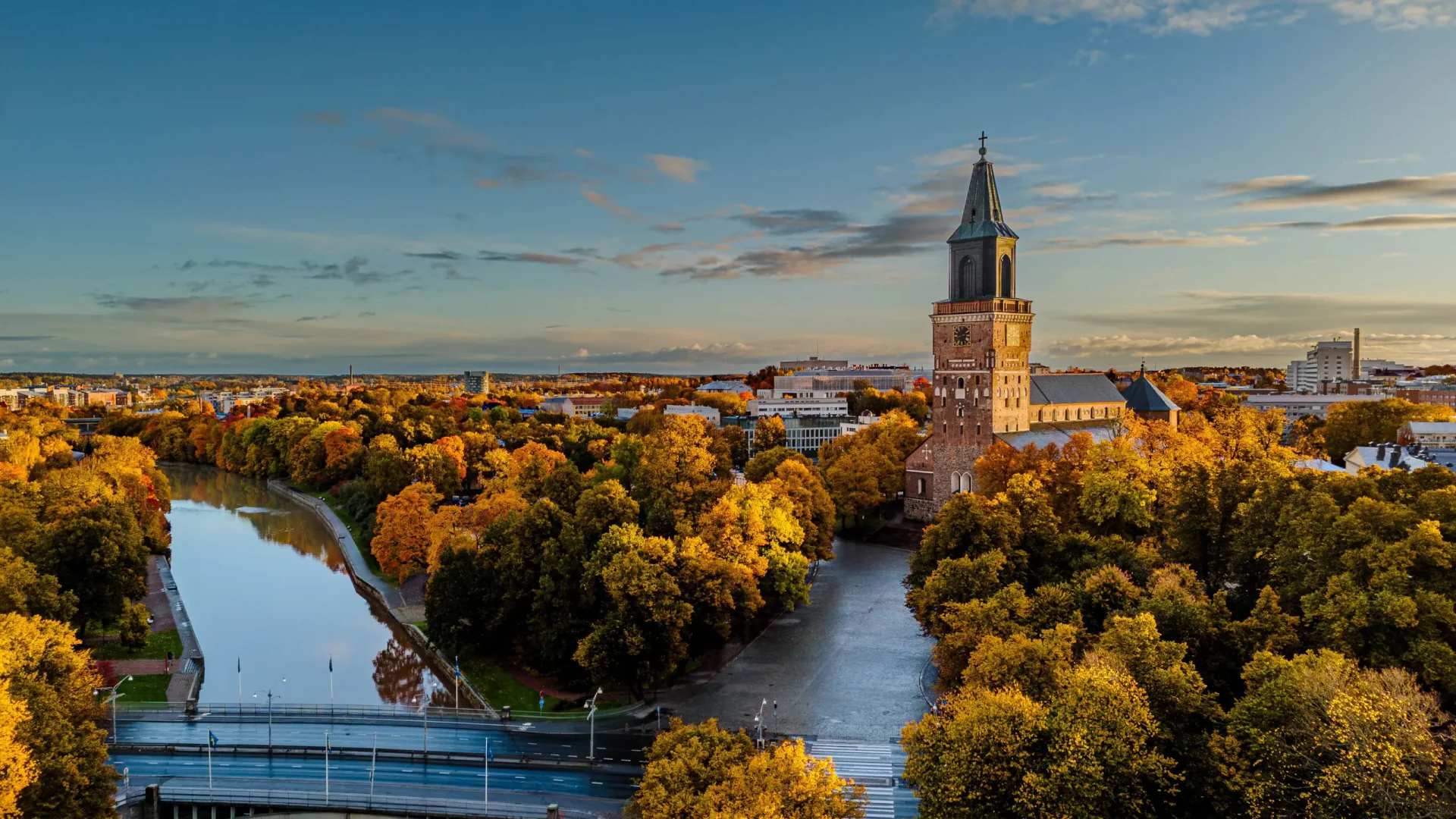 Turku nehir kıyısı, kale ve Finlandiya takımadalarının şehir manzarası