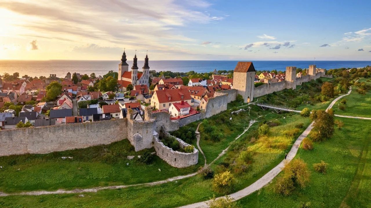 Gotland'daki Visby ortaçağ şehir surları, çatıları ve Baltık kıyısı