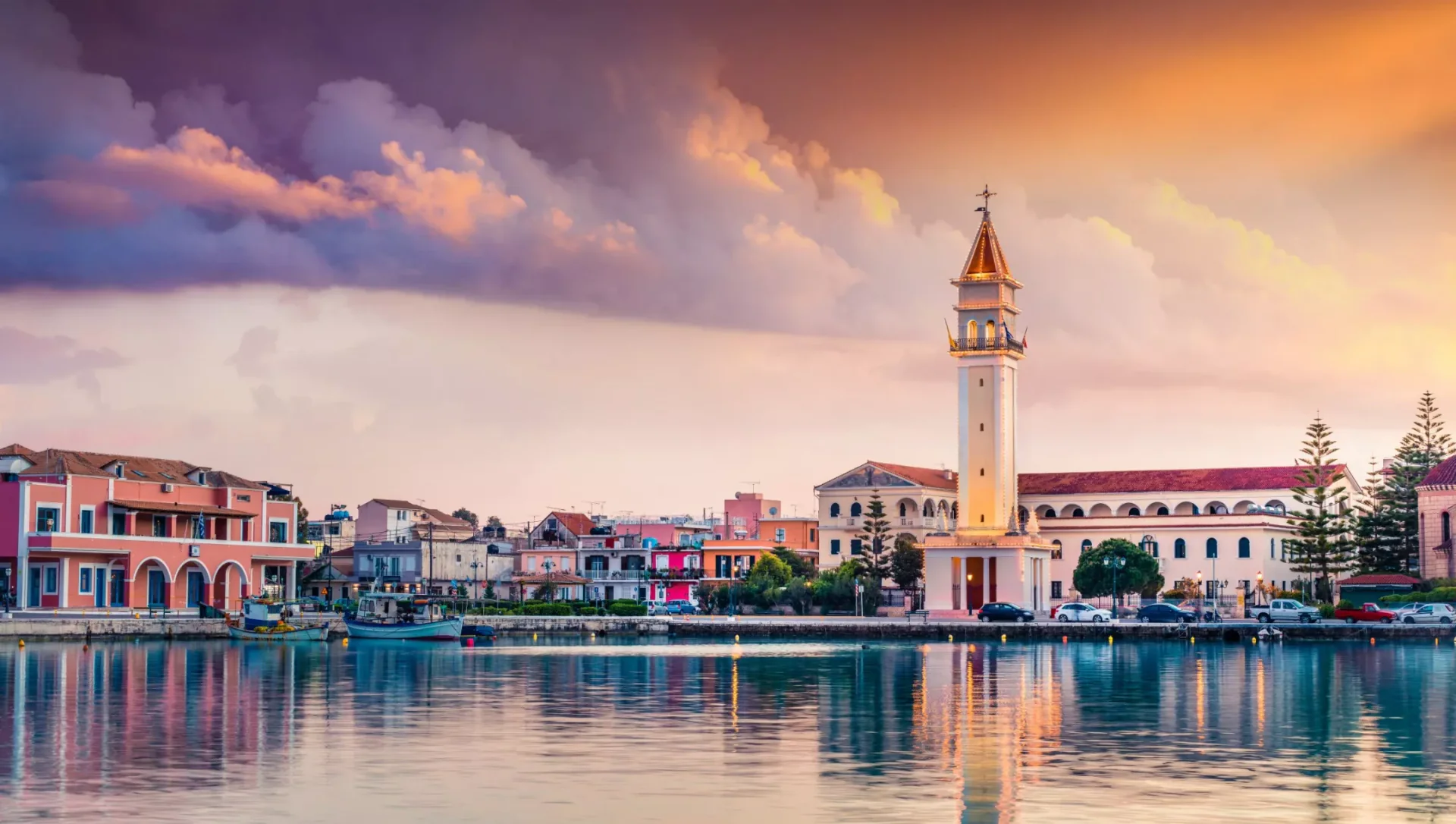 Yunanistan'daki Zakynthos kasabası, limanı ve İyon kıyı şeridi