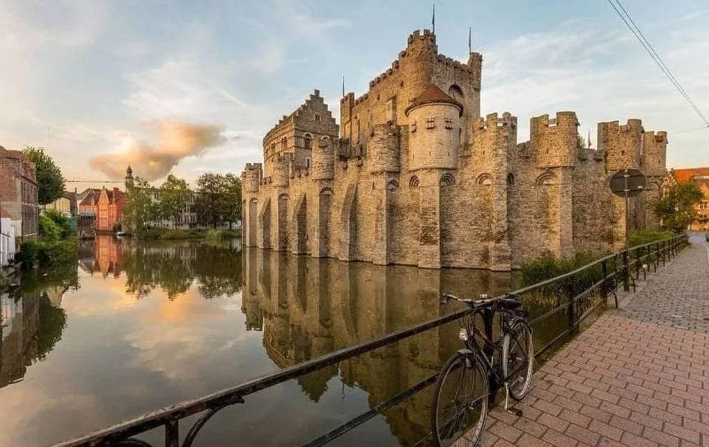 Bruges yakınlarındaki Zeebrugge plajı, marina ve Belçika Kuzey Denizi kıyısı