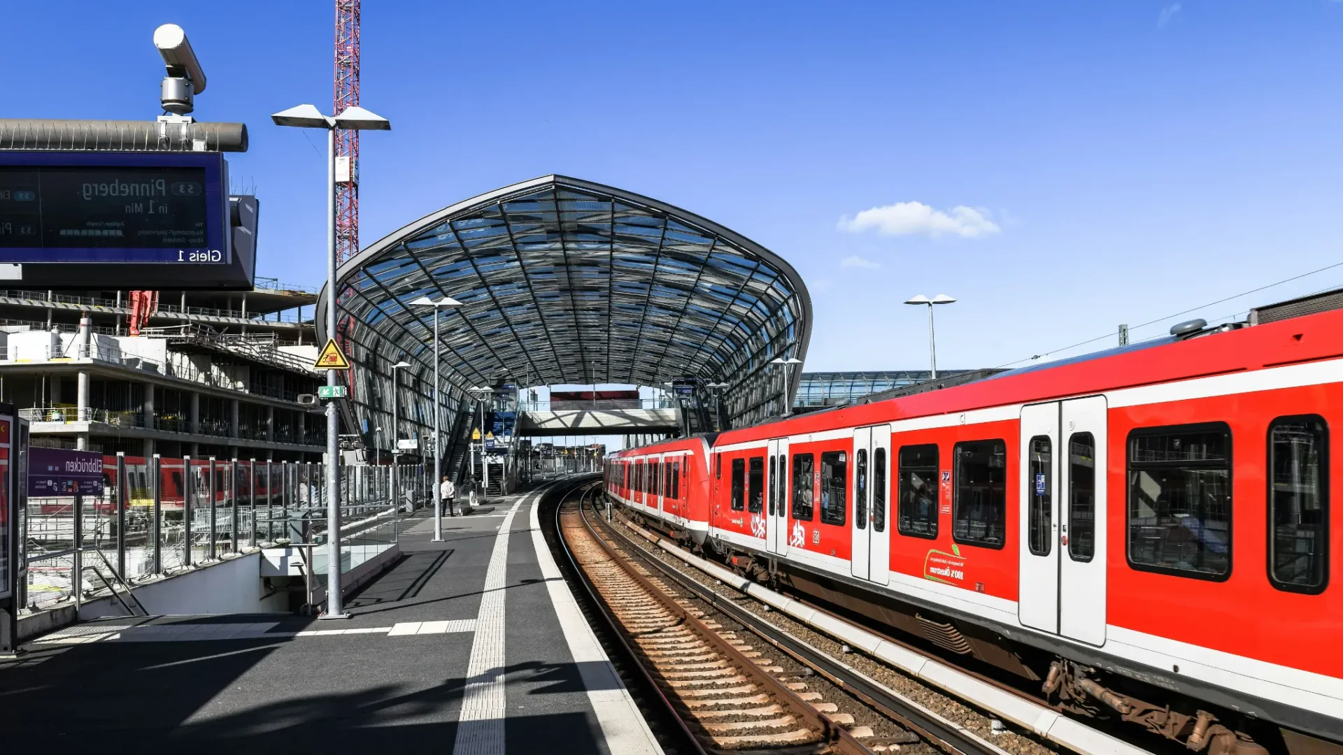Modern trenin istasyon platformuna varması