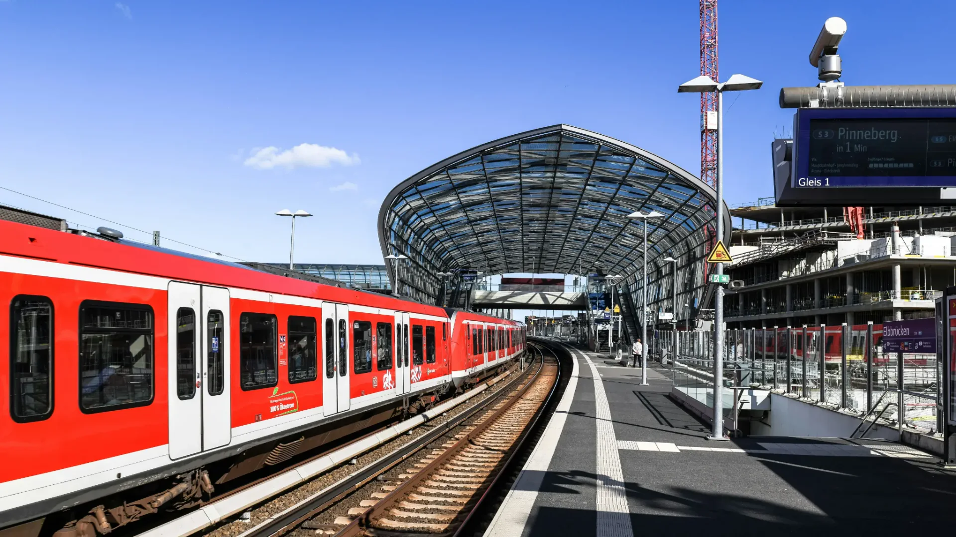 İstasyon peronunda tren yolculuğu