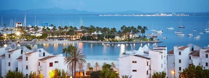 Alcúdia limanı ve kuzey Binbaşında su cephesi