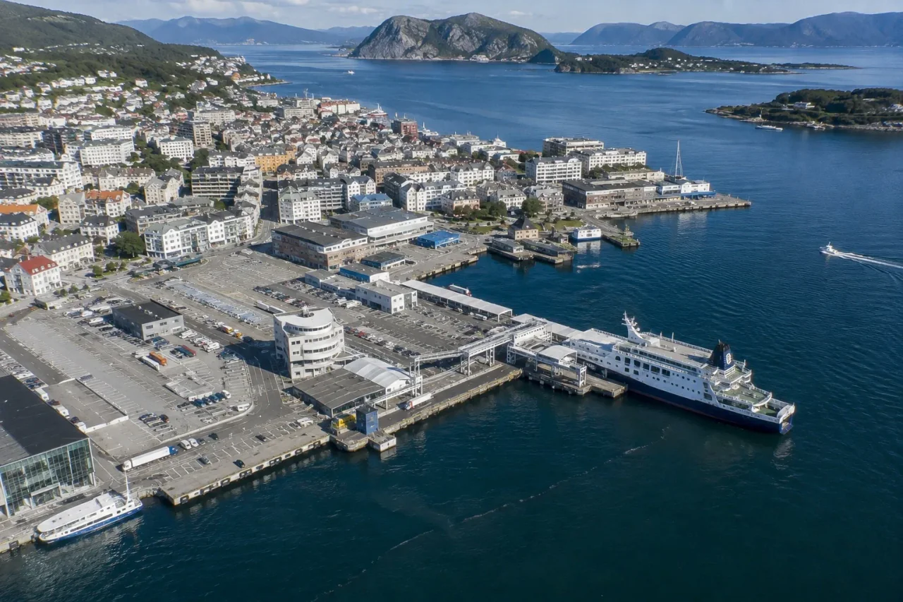 Ålesund kıyı feribot iskelesi ve limanı