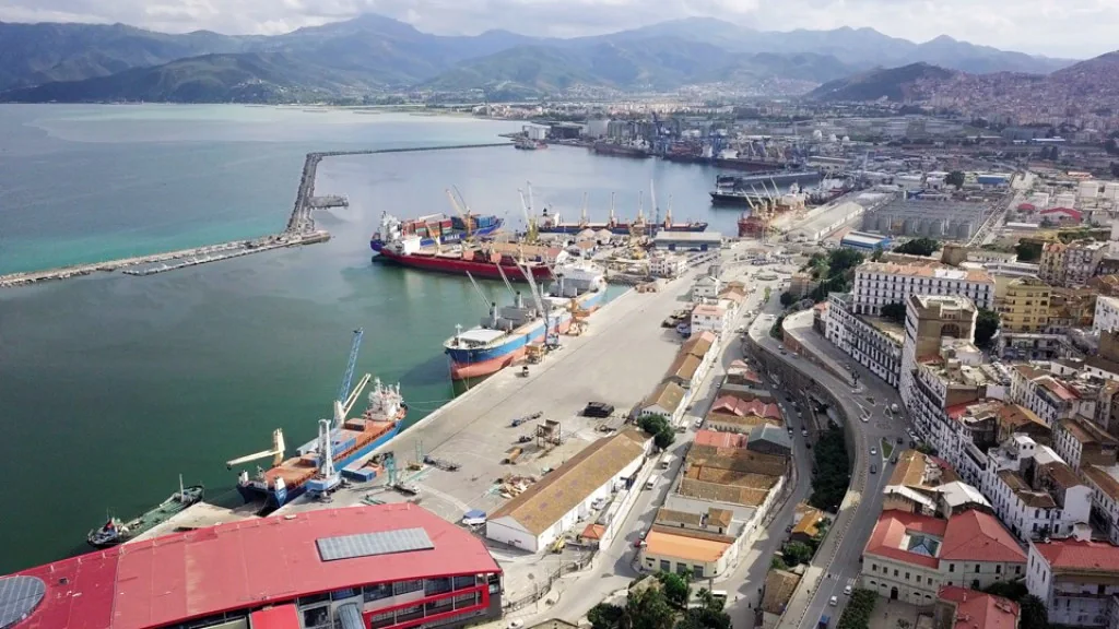 Cezayir'daki Bejaïa sahili ve limanı
