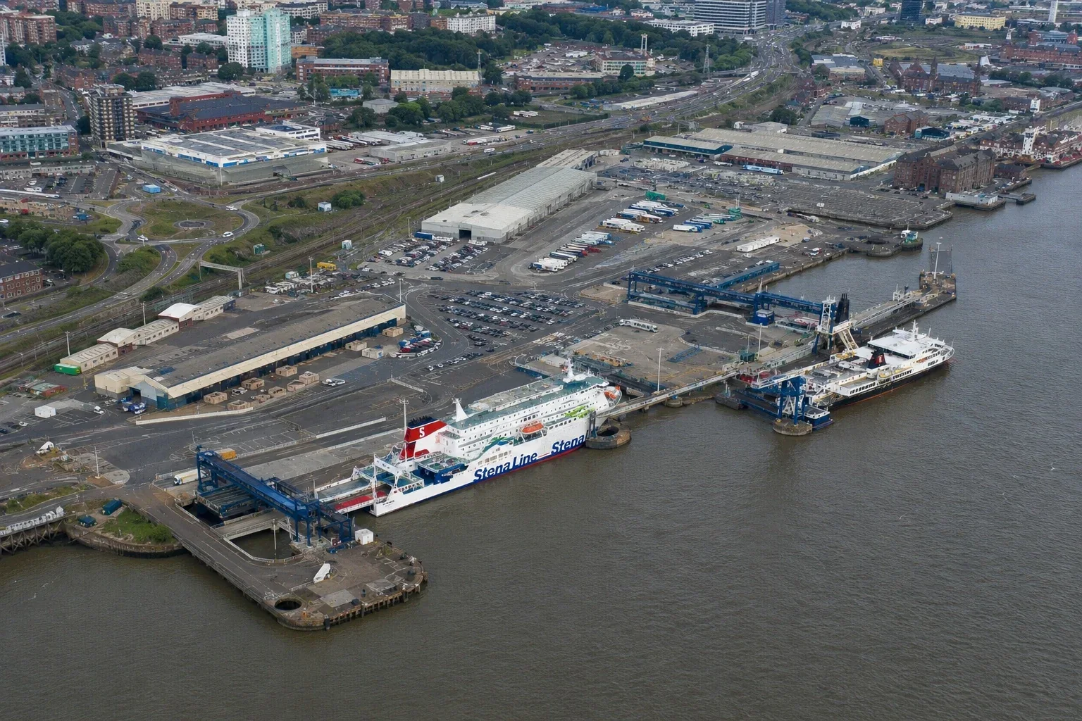 Mersey Nehri üzerindeki Birkenhead yolcu feribot terminali