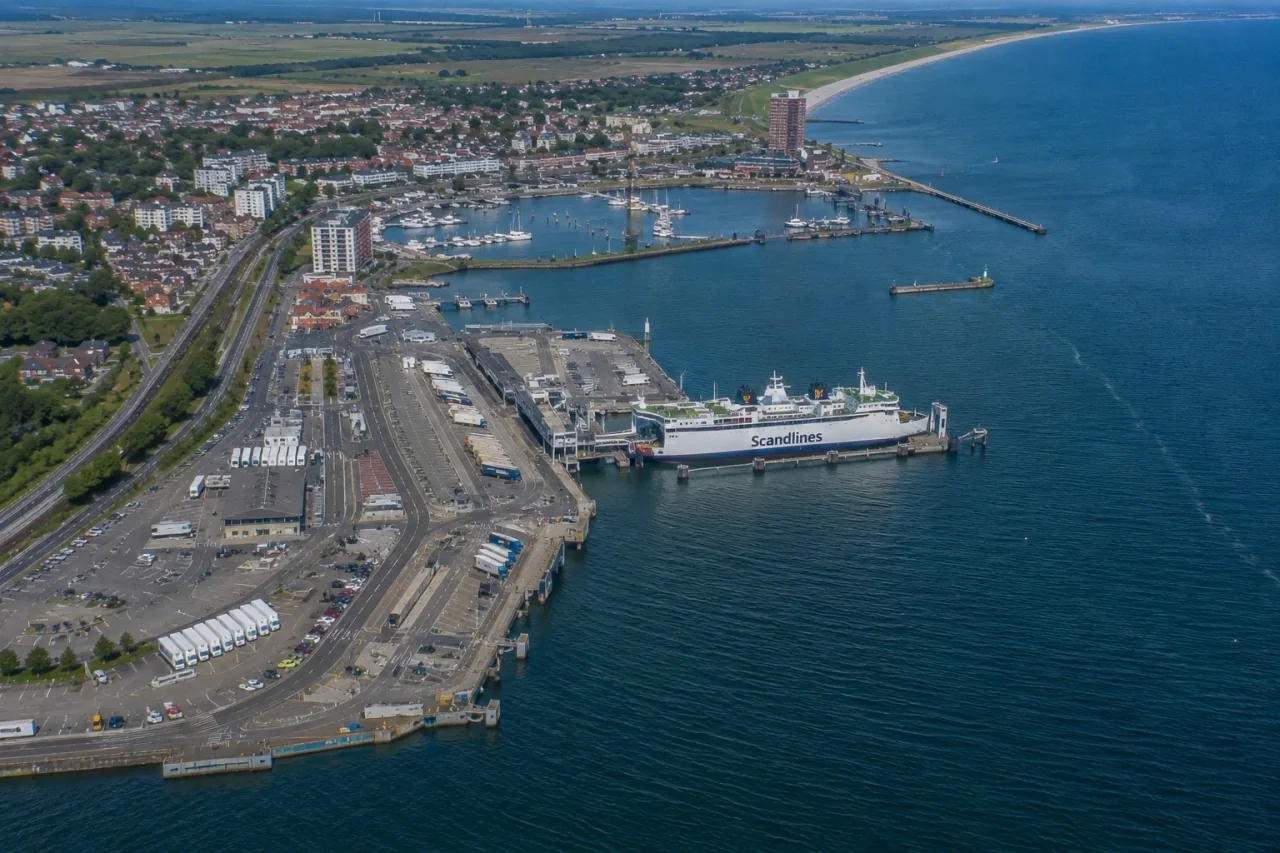 Kuzey Denizi'ndeki Cuxhaven'daki yolcu feribot tesisleri ve limanı
