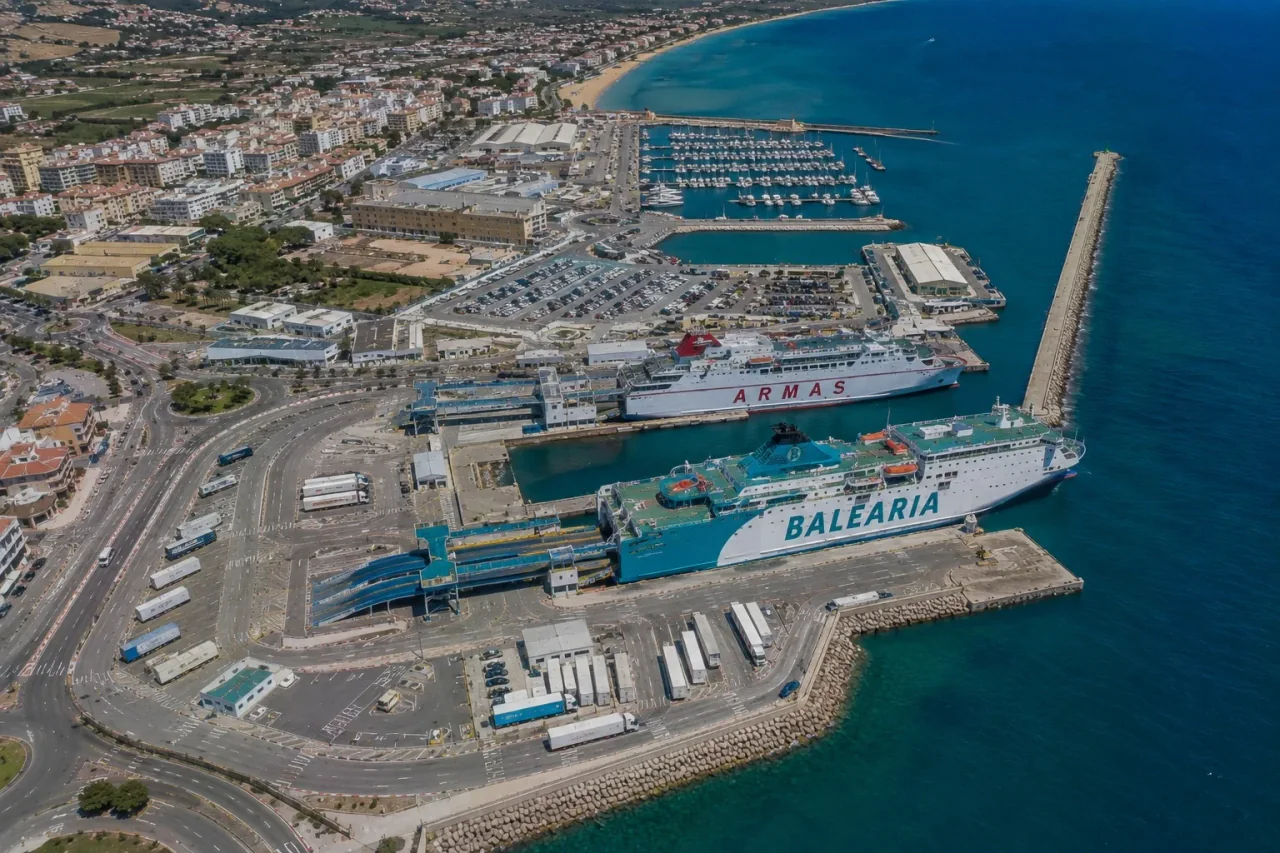 İspanya'nın Costa Blanca'sındaki Dénia yolcu feribot terminali ve marina
