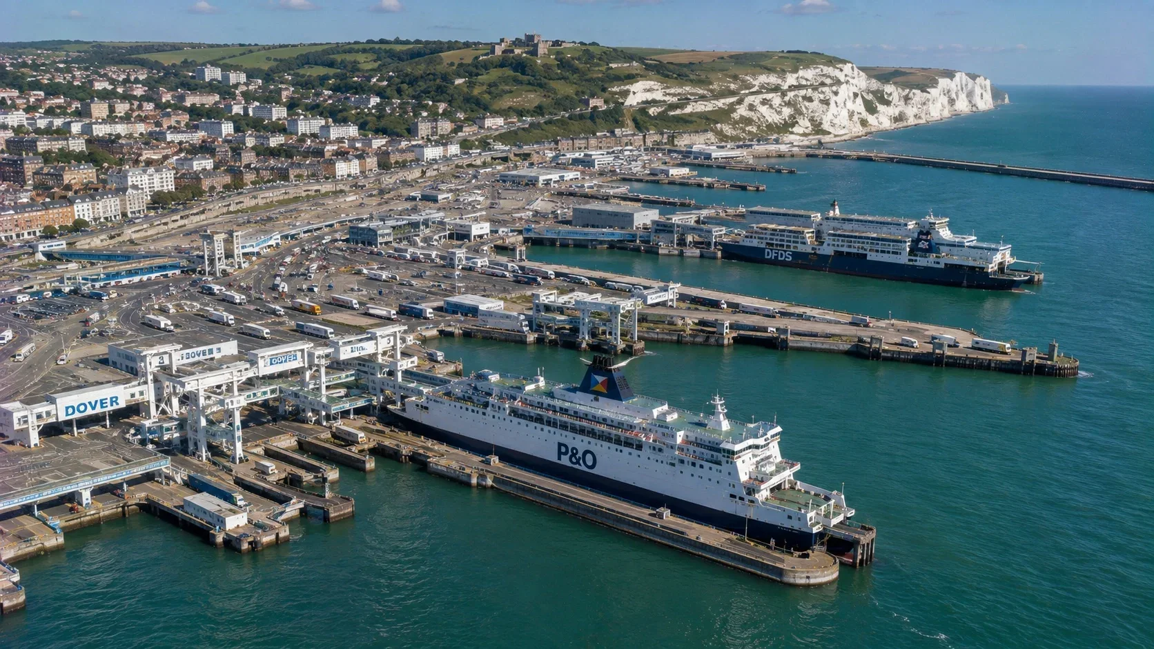 Dover feribot limanının, feribotlarının ve Dover'ın Beyaz Kayalıkları'nın havadan görünümü