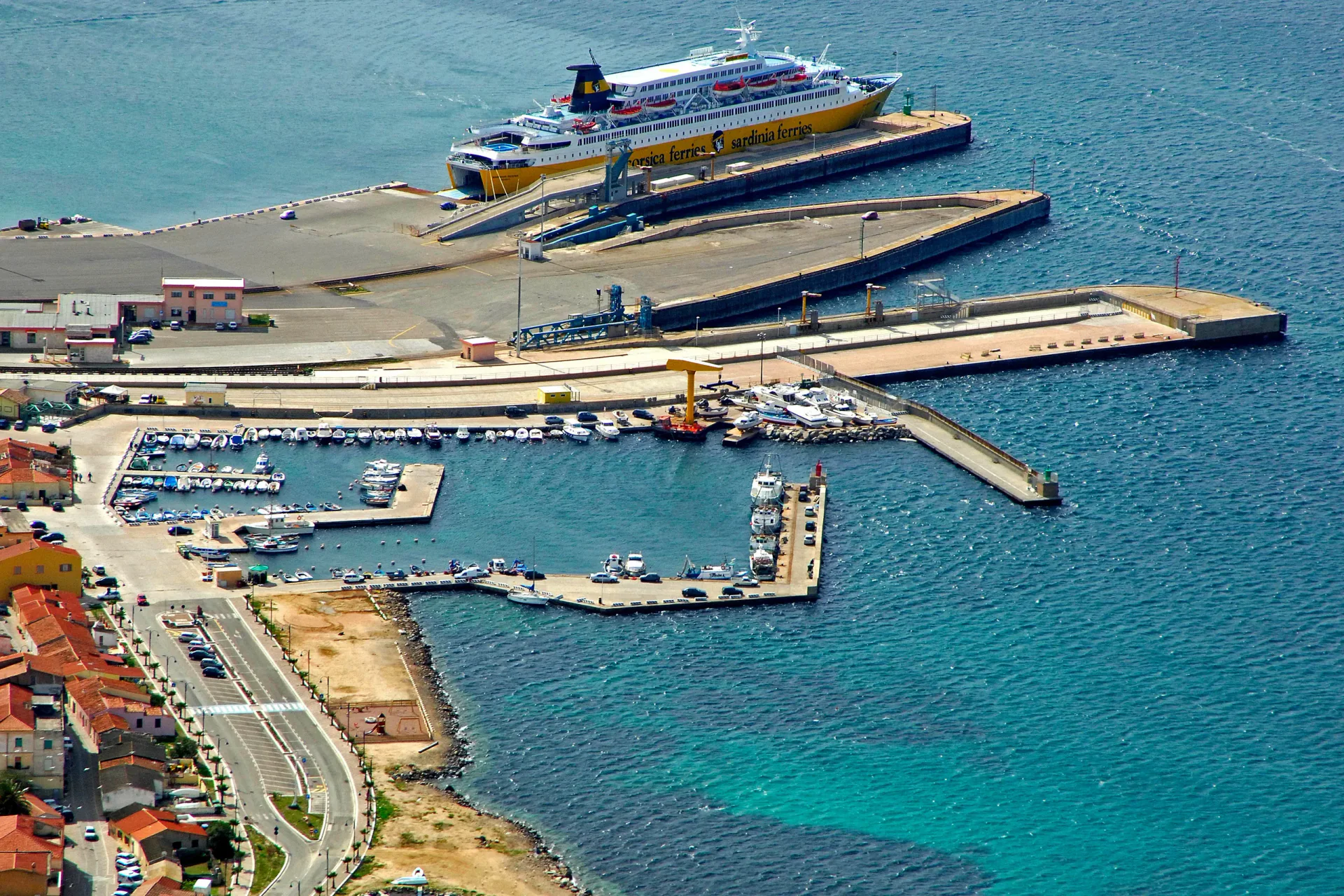 Sardinya'daki Golfo Aranci feribot limanı