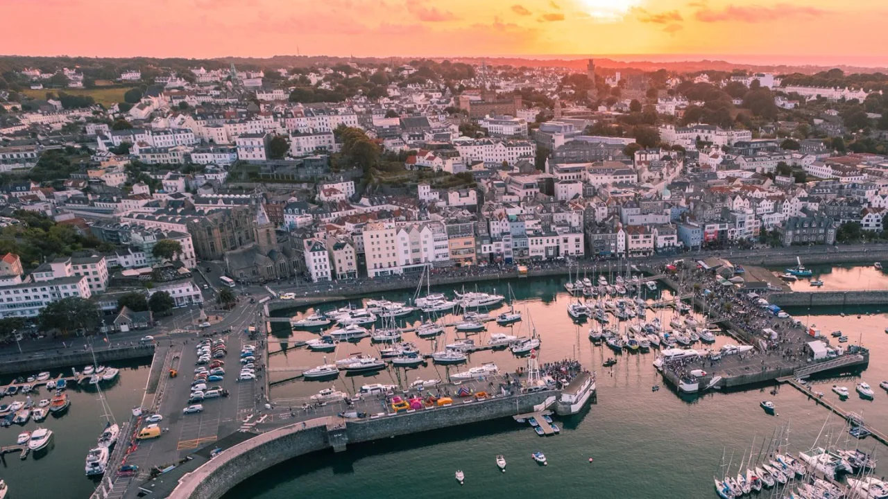 Guernsey'deki St Peter Limanı limanı