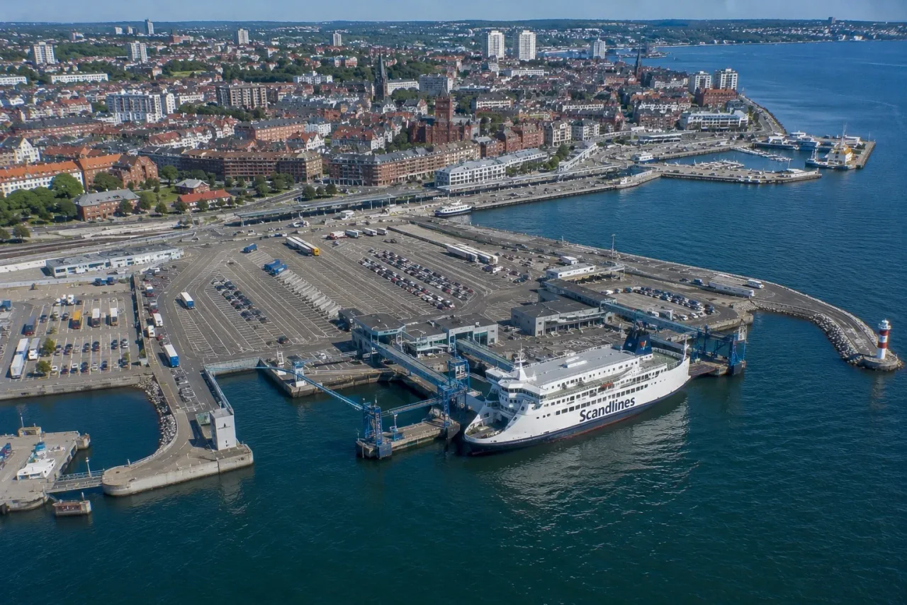 Helsingborg feribot terminali ve Danimarka'ya giden ØRESUNDSLINJEN geçişi