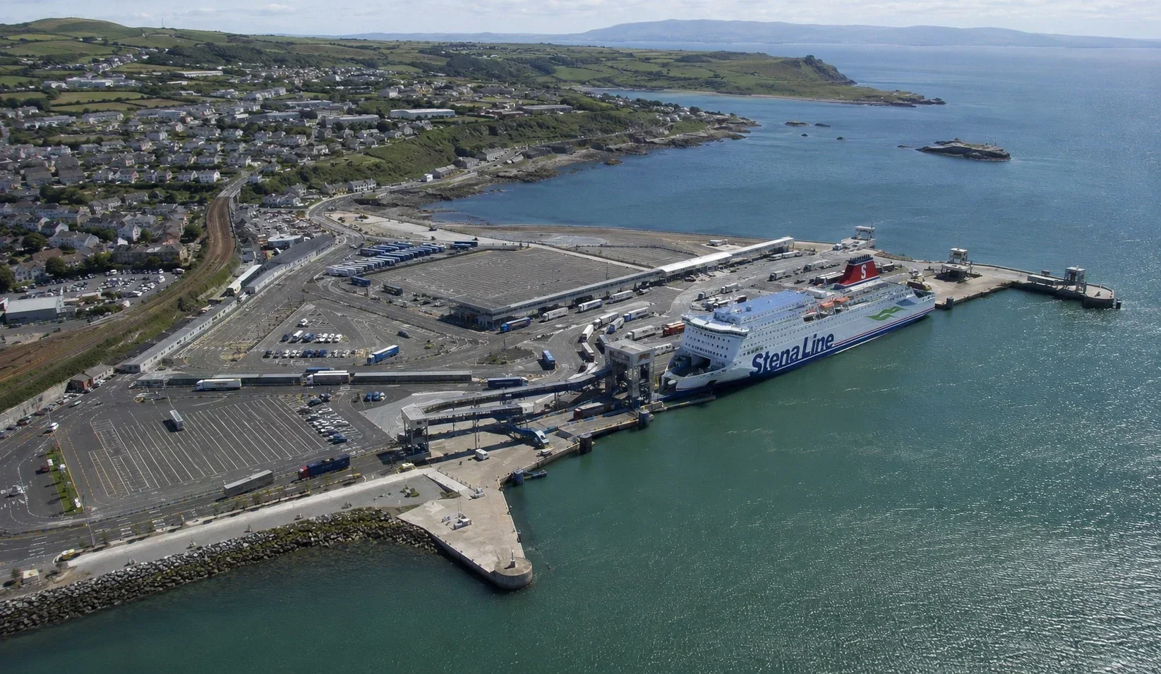 Anglesey'deki Holyhead yolcu feribot terminali ve limanı