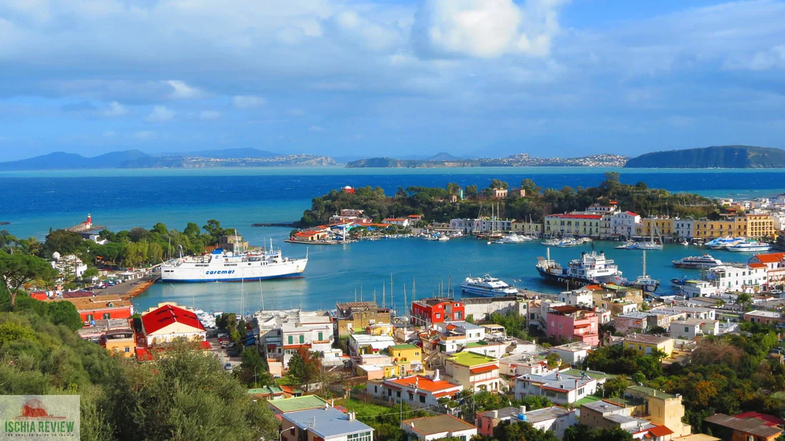 Ischia kıyısı ve liman çevresi