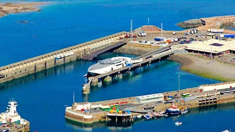 Jersey feribot terminali ve St Helier limanı