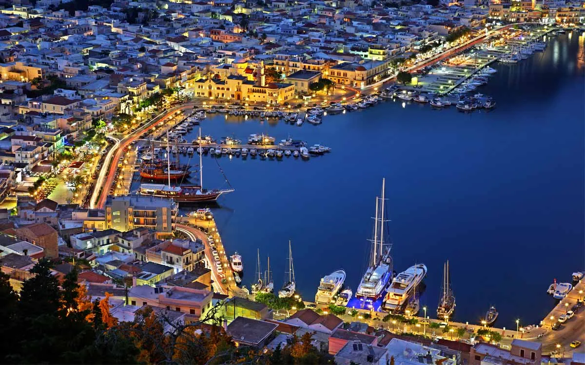 Kalimnos kıyısı ve liman çevresi