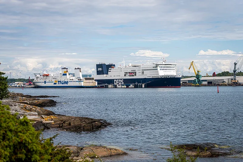 Karlshamn limanındaki yolcu feribotları