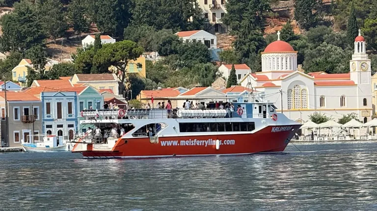 Meis (Kastellorizo) kıyısı ve liman çevresi