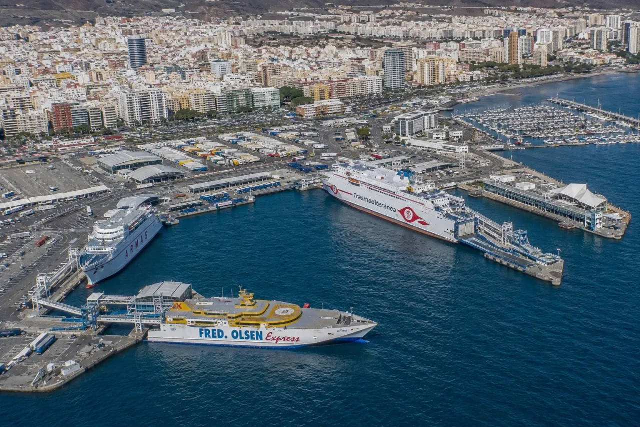 Gran Canaria'daki Las Palmas Limanı'ndaki yolcu feribotu yanaşmaları