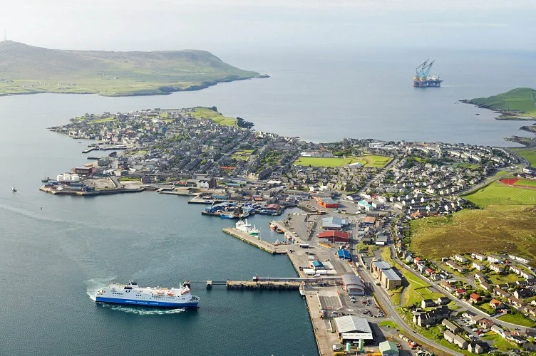 Shetland'daki Lerwick limanı ve feribot terminali
